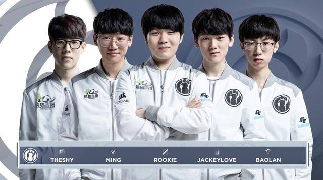 她在胸针交 她在胸针交